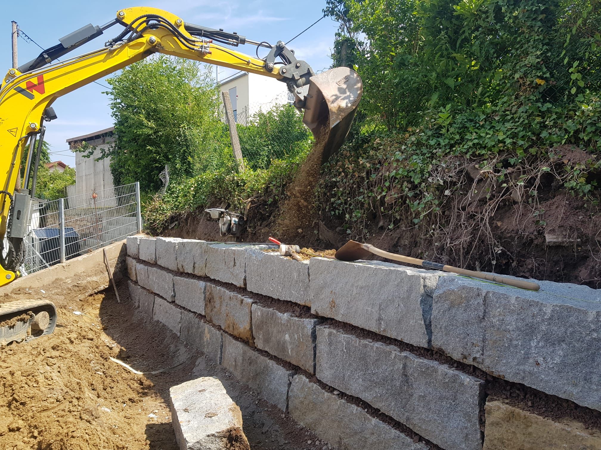 Granitquader in Beton gesetzt und ausgefugt.